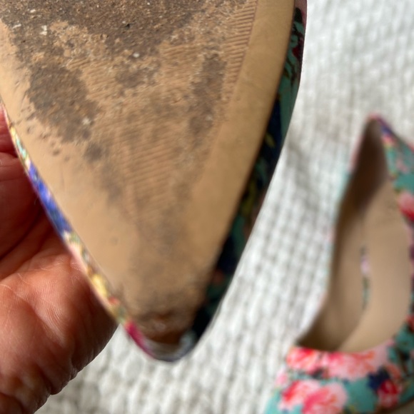 Vince Camuto size 8 floral fabric high heels. 4 inch/closed toe. Beautiful shoes - Picture 10 of 13